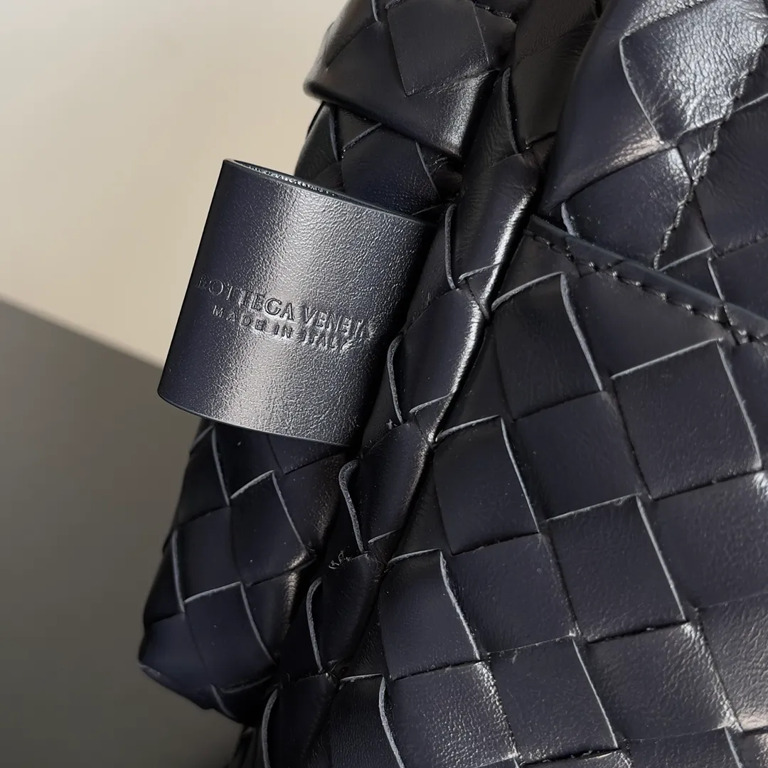 Batch 3100 BV’s new woven backpack is so delicious ~ BV has finally released a backpack that I have been looking forward to for a hundred times ~ Full of details Luxurious leather + ultimate details + invincible capacity, it’s really awesome ~ Unique weaving technology and soft and comfortable calfskin imported from Italy. The design of the wide shoulder straps makes the stress points on the shoulders more even. There is a laptop compartment inside with double zipper opening. Daily commuting is not a problem at all! Style number: 730728 Size: 28*15*41